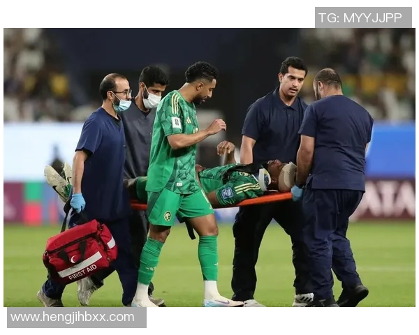 足球明星詹姆斯在比赛中意外受伤的瞬间引发球迷热议与担忧 足球明星詹姆斯在比赛中意外受伤的瞬间引发球迷热议与担忧